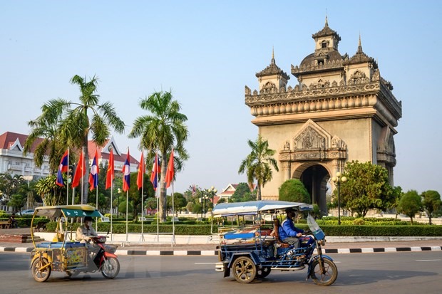 Xe tuk tuk di chuyển trên đường phố tại Vientiane, Lào. (Ảnh tư liệu: AFP/TTXVN)