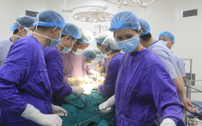 Các bác sĩ thực hiện ca phẫu thuật cho bệnh nhân