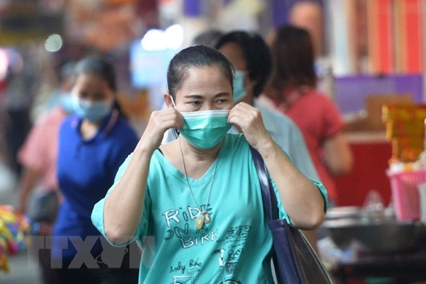 Người dân đeo khẩu trang phòng dịch COVID-19 tại Bangkok, Thái Lan, ngày 8/4/2021. (Ảnh: THX/TTXVN)