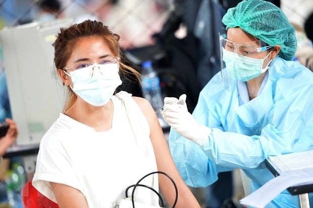 Nhân viên y tế tiêm vaccine ngừa COVID-19 cho người dân tại Bangkok, Thái Lan, ngày 7/4/2021. (Ảnh: THX/TTXVN)