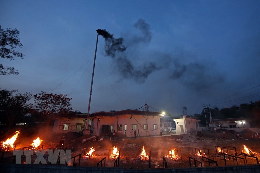 Hỏa táng thi thể bệnh nhân COVID-19 tại Bhopal, Ấn Độ ngày 23/4/2021. (Ảnh: AFP/TTXVN)
