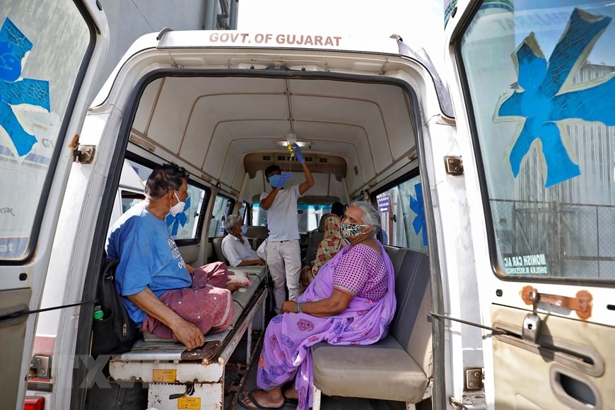 Xe cứu thương chở bệnh nhân COVID-19 tới bệnh viện tại Ahmedabad, Ấn Độ ngày 22/4/2021. (Ảnh: Reuters/TTXVN)