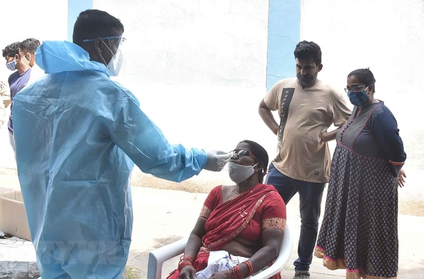 Nhân viên y tế lấy mẫu xét nghiệm COVID-19 cho người dân tại Hyderabad, Ấn Độ ngày 24/4/2021. (Ảnh: THX/TTXVN)