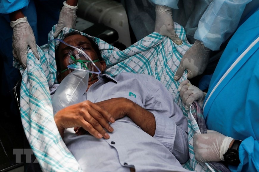Chuyển bệnh nhân COVID-19 tại một bệnh viện ở Mumbai, Ấn Độ ngày 23/4/2021. (Ảnh: Reuters/TTXVN)