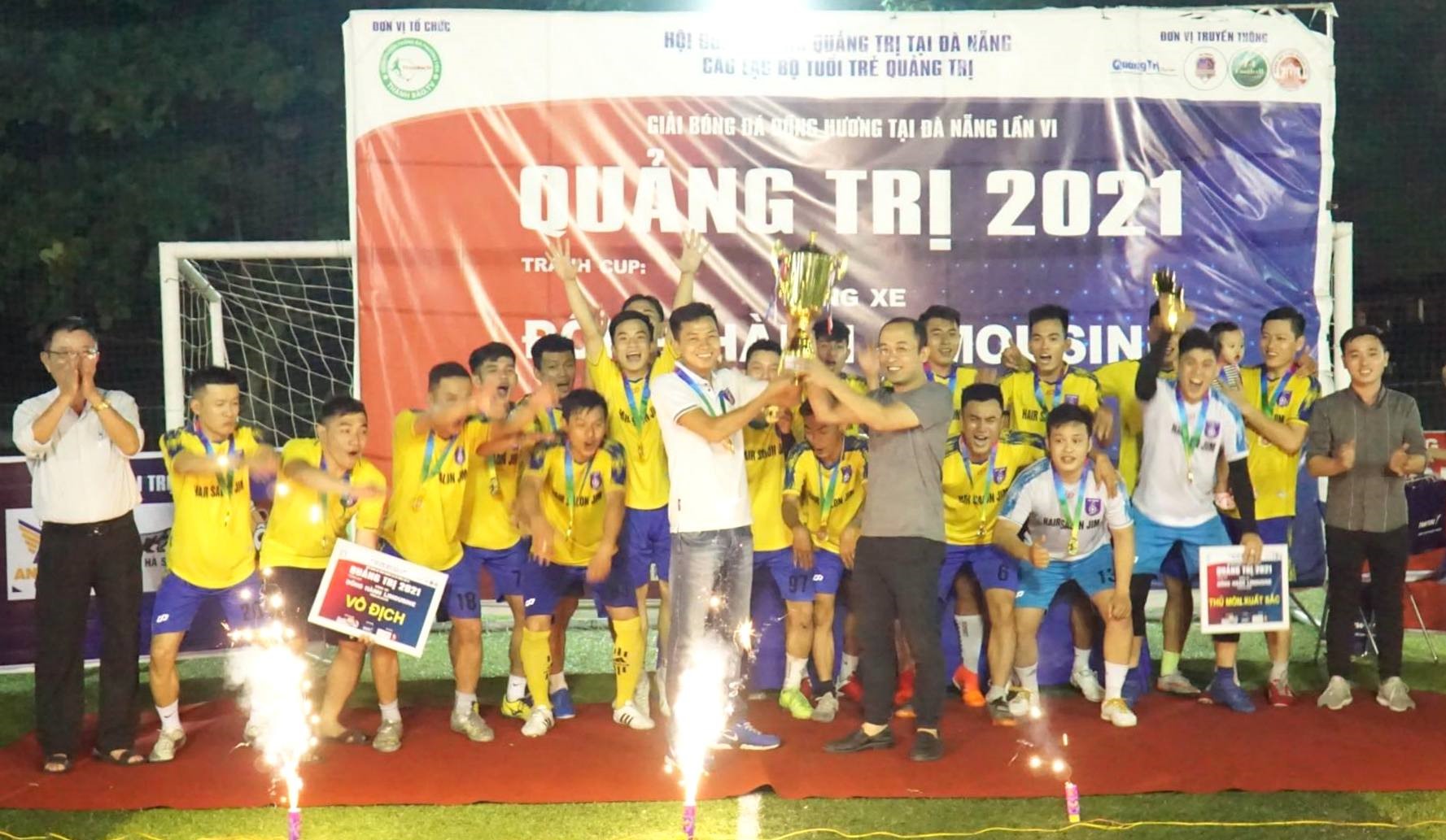 Cát trắng FC đoạt Cup Vô địch Giải Bóng đá đồng hương Quảng Trị tại TP.Đà Nẵng lần thứ VI-2021 tranh Cup Đồng Hành Limousine - Ảnh: M.Đ