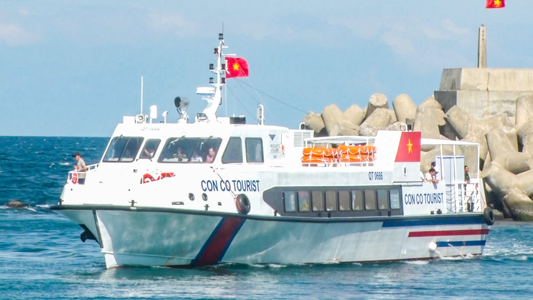 Tàu du lịch của huyện đảo Cồn Cỏ phục vụ nhu cầu đến với đảo của du khách - Ảnh: L.M