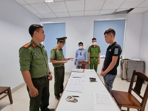 Cơ quan an ninh điều tra Công an thành phố Đà Nẵng đọc quyết định bắt tạm giam một đối tượng liên quan đến vụ việc. (Nguồn: cand)