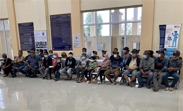 Những người nhập cảnh trái phép từ Campuchia về An Giang tại Trạm Biên phòng Cửa khẩu quốc tế Tịnh Biên, An Giang. (Ảnh: TTXVN phát)