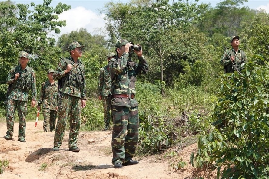 Biên phòng Quảng Trị tuần tra ở biên giới Việt - Lào ngăn xuất nhập cảnh trái phép. Ảnh: HT