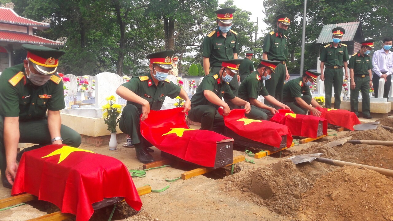 Lễ an táng được tổ chức long trọng tại khu văn hóa tâm linh huyện Hướng Hóa