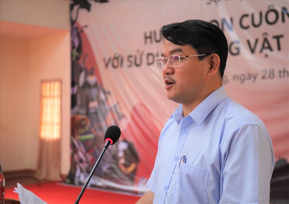 Đồng chí Vi Văn Quý - Phó Chủ tịch UBND huyện Con Cuông (Nghệ An) phát biểu tại buổi lễ. Ảnh: Trần Tuyên