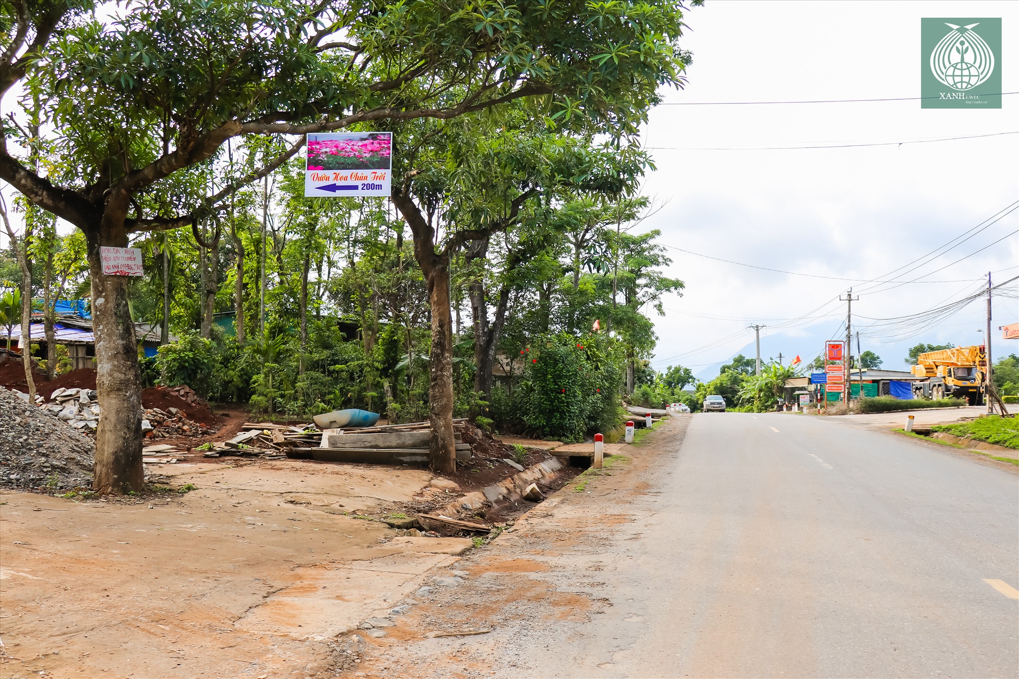 Con đường nhỏ dẫn vào “Vườn hoa Chân Trời” giao nhau với đường Hồ Chí Minh tại Km4.