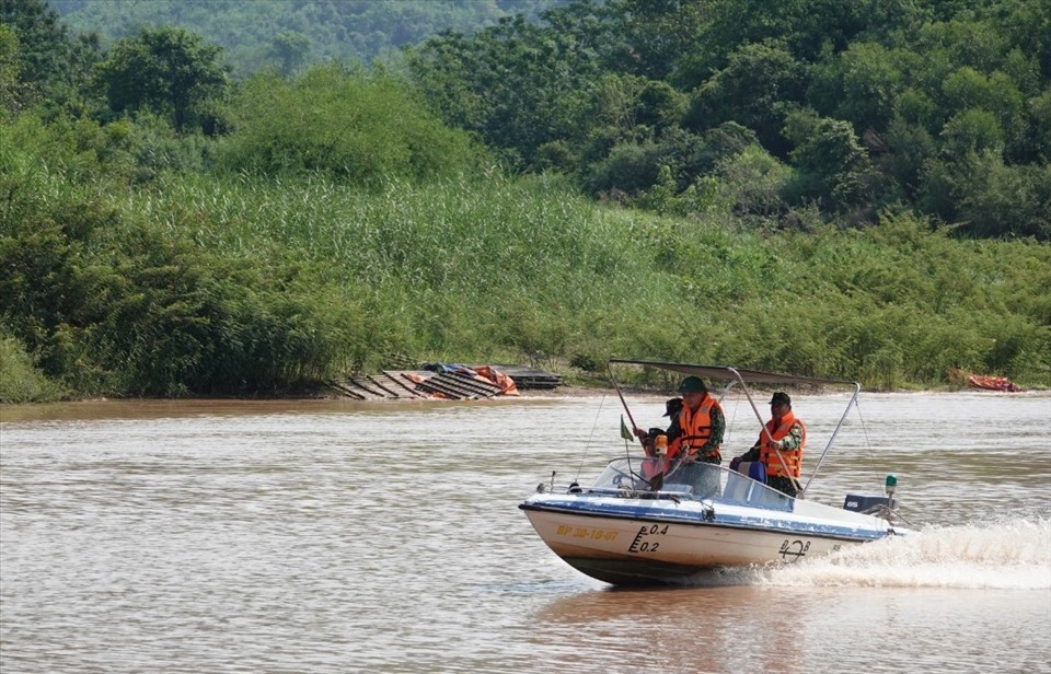 Chỉ trong 3 ngày (23.4 đến ngày 27.4), riêng ở Cửa khẩu Quốc tế Lao Bảo (huyện Hướng Hóa) đã phát hiện 5 vụ với 12 người dân nhập cảnh trái phép bị phát hiện. Vì vậy, hiện các lực lượng phải tăng cường tuần tra cả trên bộ và trên sông.