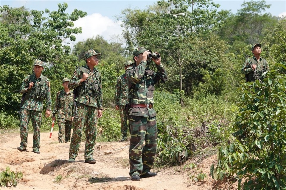 Tỉnh Quảng Trị có đường biên giới giáp với Lào khá dài, từ hôm có thông tin ở tỉnh Savanakhet (Lào) có ca nhiễm COVID-19 trong cộng đồng, thì an ninh dọc tuyến biên giới Việt – Lào đoạn qua tỉnh này được kích hoạt ở mức độ cao nhất.
