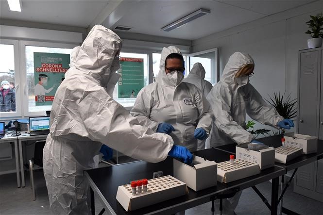Nhân viên y tế làm việc tại một điểm xét nghiệm COVID-19 ở Lubieszyn, Ba Lan ngày 13/3/2021. Ảnh: PAP/TTXVN