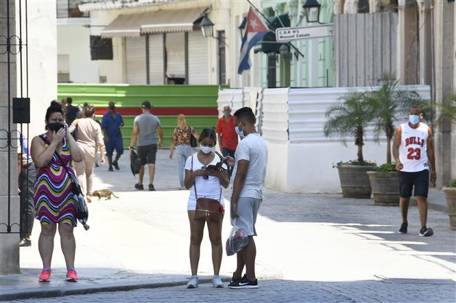 Người dân đeo khẩu trang phòng dịch COVID-19 tại La Habana, Cuba, ngày 15/4/2021. Ảnh: THX/TTXVN