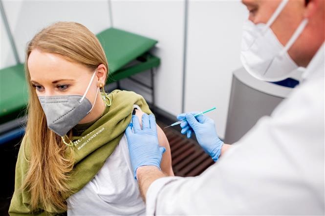 Tiêm vaccine ngừa COVID-19 cho người dân tại Bremen, Đức, ngày 26/2/2021. Ảnh: AFP/TTXVN
