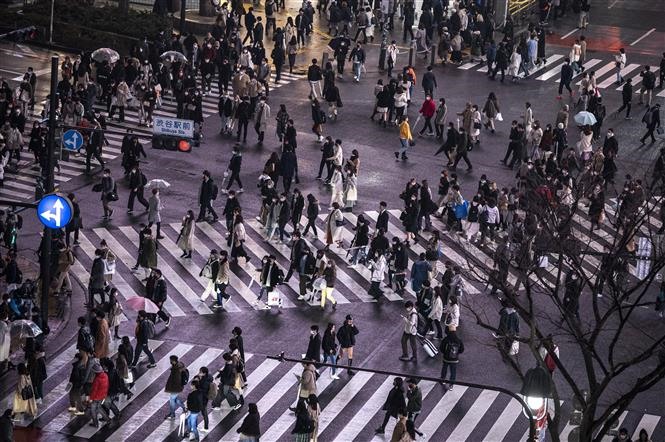 Người dân đeo khẩu trang phòng dịch COVID-19 tại Tokyo, Nhật Bản, ngày 18/4/2021. Ảnh: AFP/TTXVN