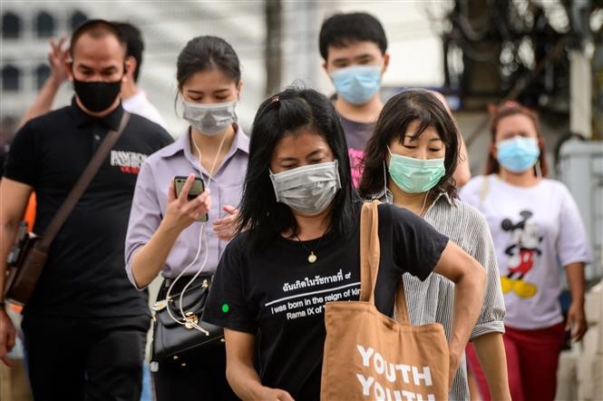 Người dân đeo khẩu trang phòng dịch COVID-19 tại Bangkok, Thái Lan ngày 26/4/2021. Ảnh: AFP/TTXVN