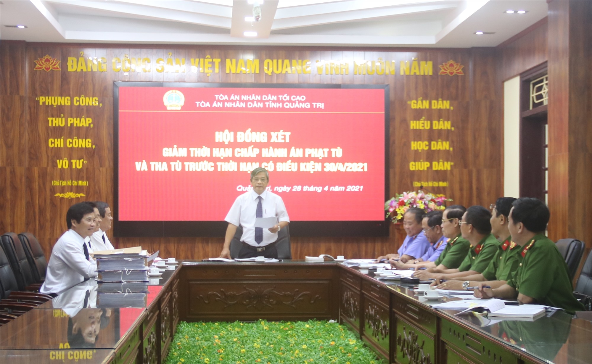 Chánh án TAND tỉnh, Chủ tịch Hội đồng xét giảm thời hạn chấp hành án phạt tù tỉnh Lê Hồng Quang đưa ra kết luận của Hội đồng về giảm án - Ảnh: N.B