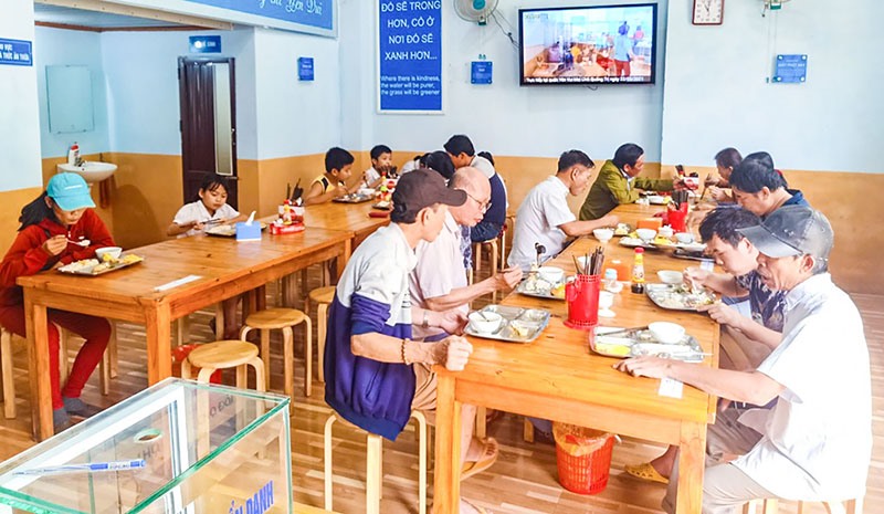 Mỗi ngày, quán Yên Vui phục vụ khoảng 100 suất cơm tại quán - Ảnh: T.T
