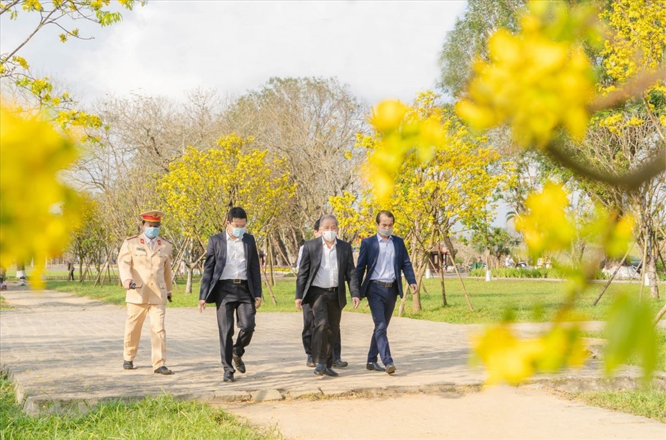 Chủ tịch UBND tỉnh Phan Ngọc Thọ (thứ hai, phải qua) cùng lãnh đạo các ban ngành thăm vườn hoàng mai trước Kinh thành Huế. Ảnh: BẢO MINH.