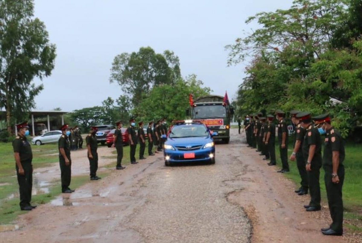 Cán bộ chiến sĩ Bộ Chỉ huy quân sự thủ đô Vientiane đứng hai bên đườngtiễn đưa hài cốt