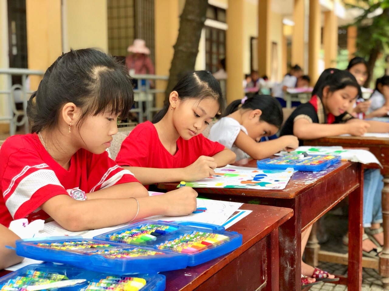 Học sinh tham gia Giải thưởng mỹ thuật thiếu nhi Việt Nam tại huyện Vĩnh Linh -Ảnh: N.T