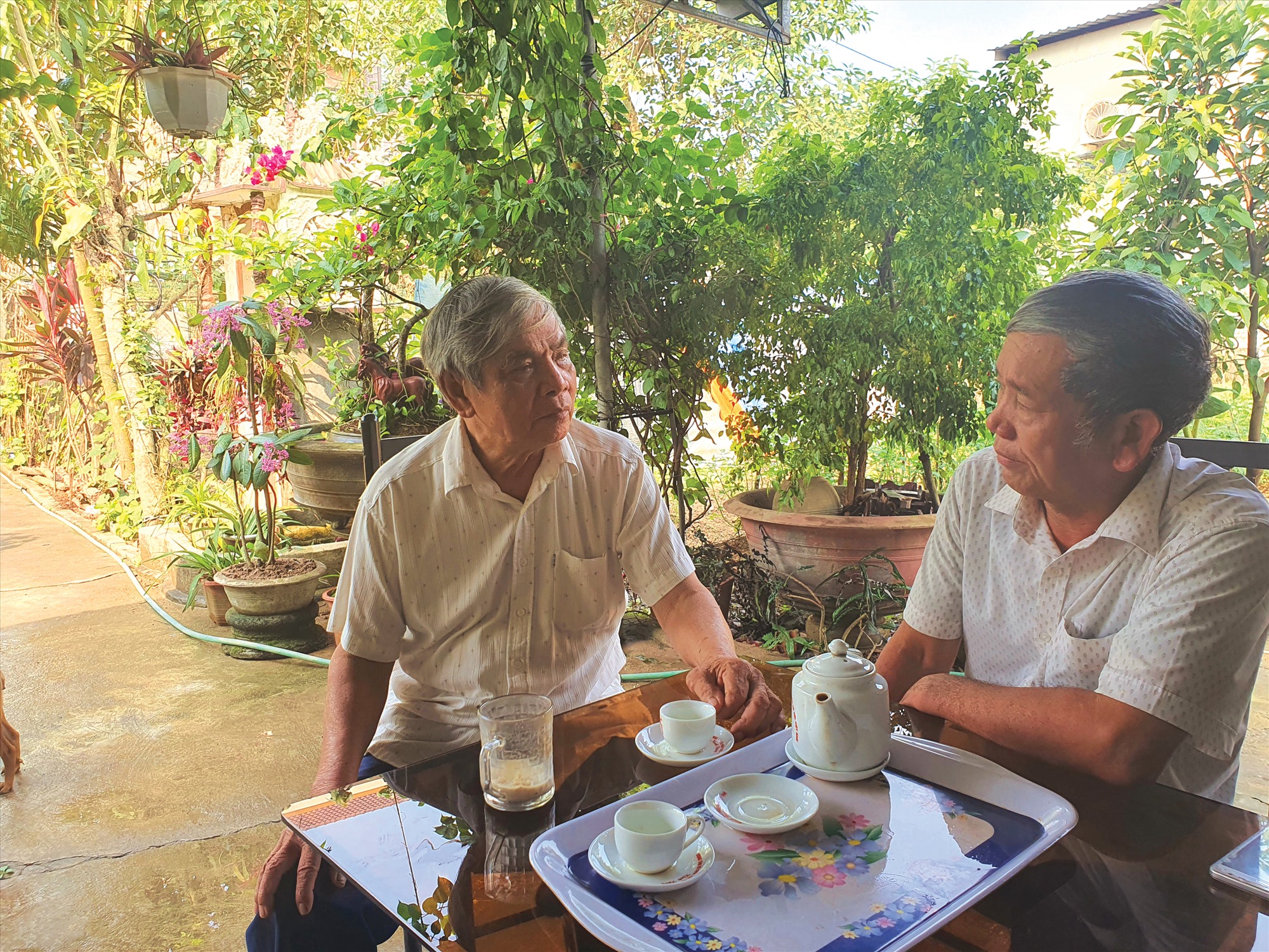 Ông Phạm Thành Nẫm (bên trái) chia sẻ câu chuyện về những tháng năm vừa làm nhiệm vụ chính trị, vừa cầm súng chiến đấu - Ảnh: T.T​
