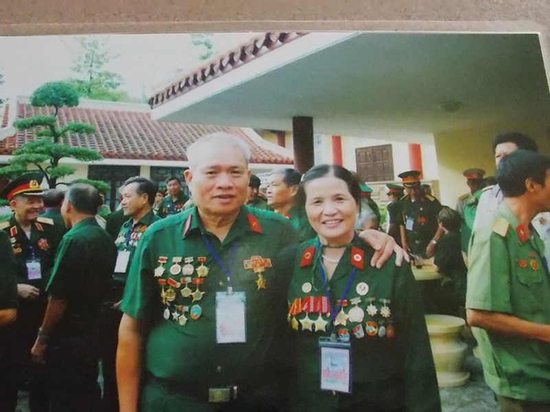 Vợ chồng ông Hồ Lam Trà, bà Hoàng Thị Mai chụp ảnh lưu niệm nhân dịp gặp các đồng đội cũ - Ảnh: T.T​