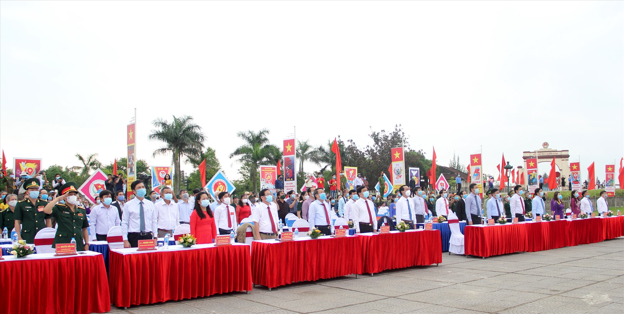 Các đại biểu và người dân tham dự lễ Thượng cờ “Thống nhất non sông”- năm 2021 - Ảnh: MĐ