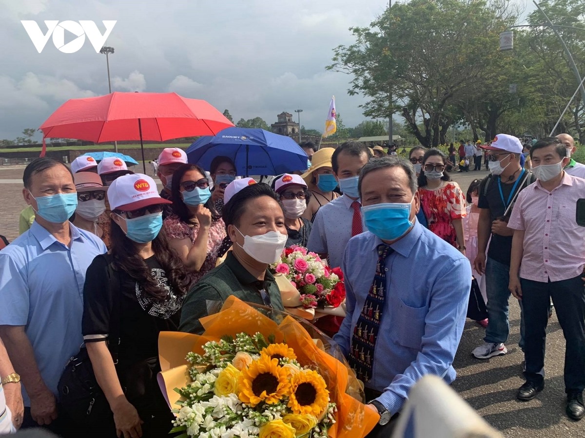 Ông Lê Hữu Minh, quyền Giám đốc Sở Du lịch tỉnh Thừa Thiên Huế tặng hoa du khách