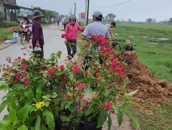 Các đoàn viên Công đoàn trồng hoa trên tuyến đường ở xã Triệu Đại. Ảnh: CĐ Triệu Phong