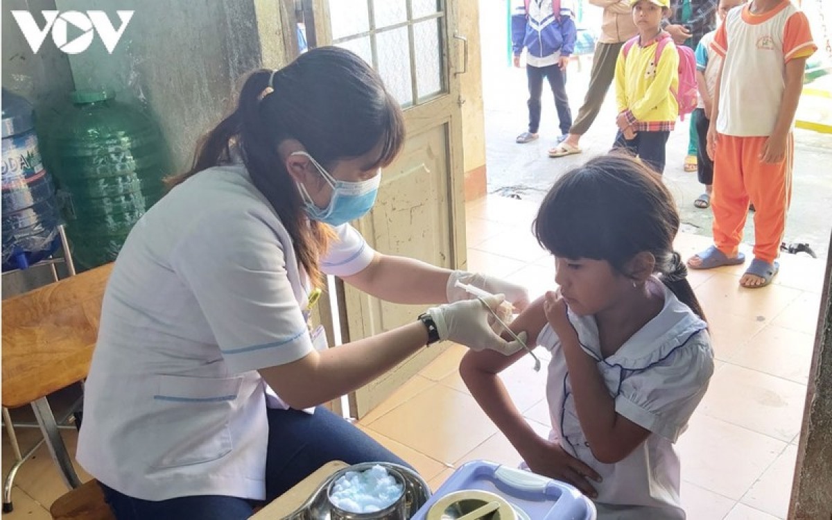 Cán bộ y tế ở Đắk Lắk tiêm vaccine phòng bệnh cho trẻ.