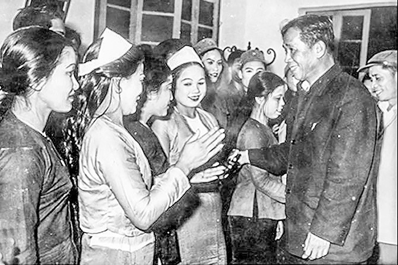 Tổng Bí thư Lê Duẩn nói chuyện với các diễn viên tỉnh Hòa Bình, năm 1969 - Ảnh: TL