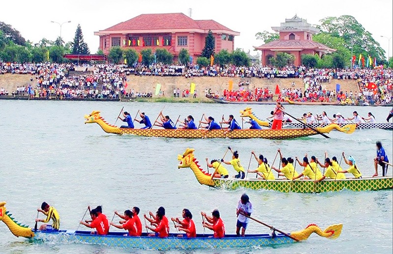 Giải đua thuyền truyền thống hằng năm trên sông Thạch Hãn nhân ngày sinh Tổng Bí thư Lê Duẩn diễn ra sôi nổi - Ảnh: N.T​