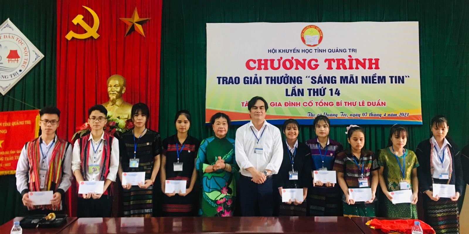 Trao học bổng “sáng mãi niềm tin” cho các em học sinh trường PTDT Nội trú tỉnh, thị xã Quảng Trị