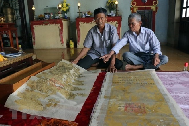 Các sắc phong tại điện thờ Thánh mẫu Thiên Y A Na (phường Hương An, thị xã Hương Trà) được phục chế trên giấy dó. (Ảnh: Đỗ Trưởng/TTXVN)