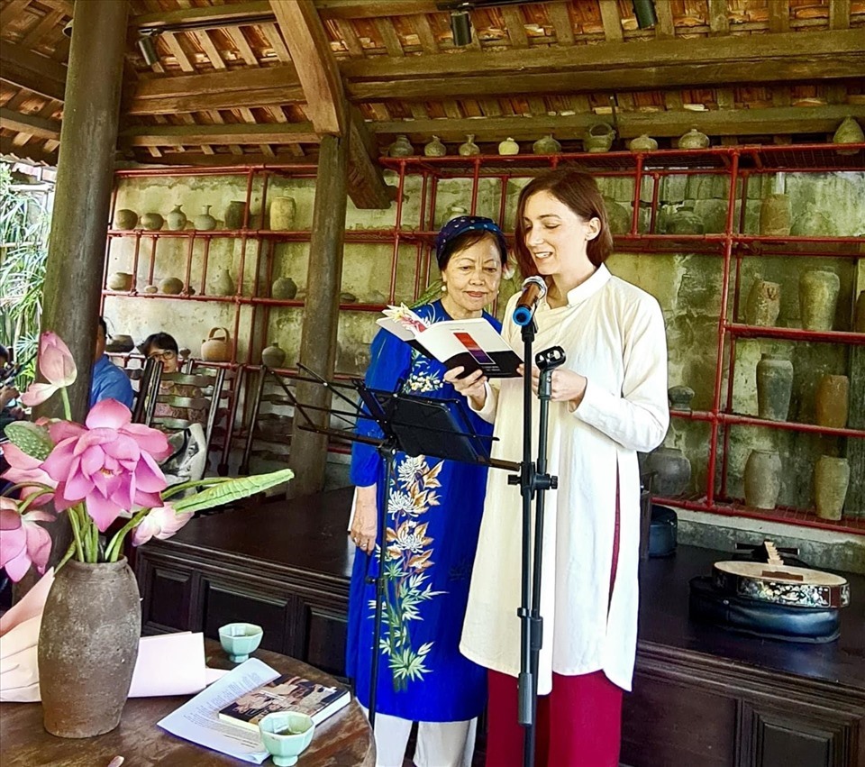 Giáo sư, Tiến sĩ Triết học Thái Kim Lan (trái) trong một buổi giới thiệu về Bảo tàng sông Hương. Ảnh: Phan Thanh Hải