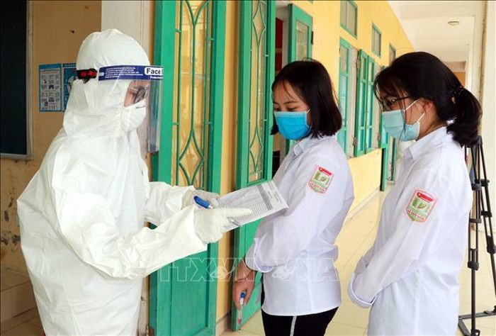 Cán bộ y tế tỉnh Nam Định rà soát danh sách học sinh Trường Trung học phổ thông Lê Quý Đôn, huyện Trực Ninh, liên quan đến ca bệnh 3229 (là học sinh lớp 10 của trường này) trước khi tiến hành lấy mẫu xét nghiệm SARS-CoV-2. Ảnh: Văn Đạt/TTXVN