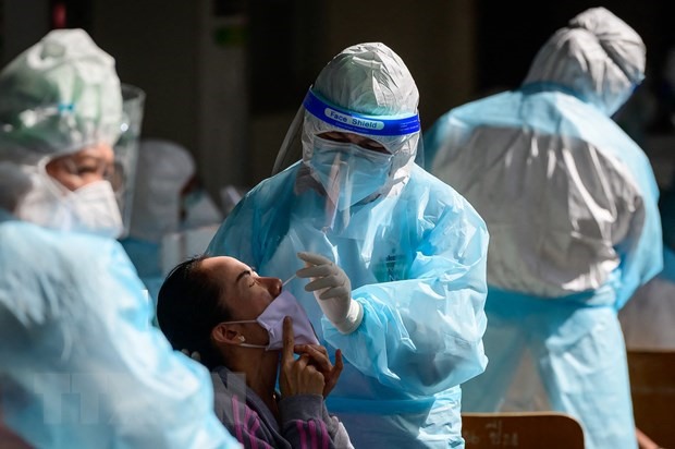 Nhân viên y tế lấy mẫu xét nghiệm COVID-19 tại Bangkok, Thái Lan. (Ảnh: AFP/TTXVN)