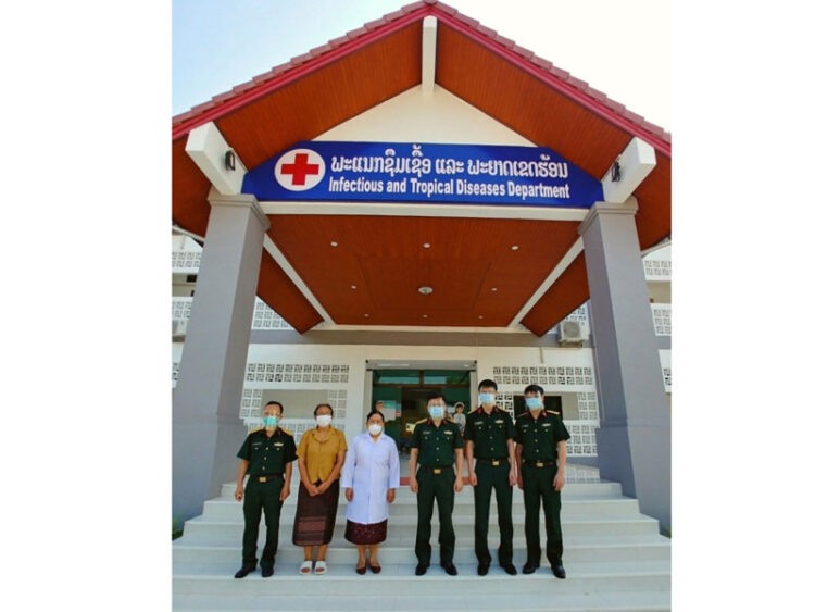 Đại tá Lê Văn Đông (thứ 3 từ phải sang) cùng bác sĩ Bệnh viện Setthathirath sau khi thăm các ca Covid-19 người Việt Nam, ngày 9-5.