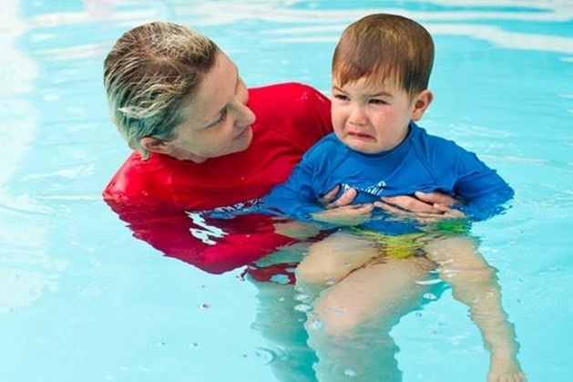 Hãy cho trẻ làm quen với bể bơi mini tại nhà sẽ giúp các bé sớm khắc phục tình trạng sợ nước. Ảnh: Xinhua