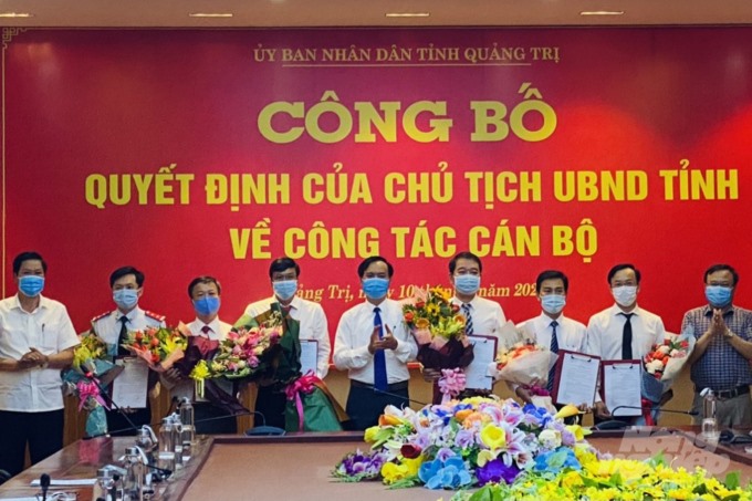 Chủ tịch UBND tỉnh Quảng Trị trao quyết định bổ nhiệm cho các phó giám đốc sở và phó chánh thanh tra tỉnh. Ảnh: CĐ.