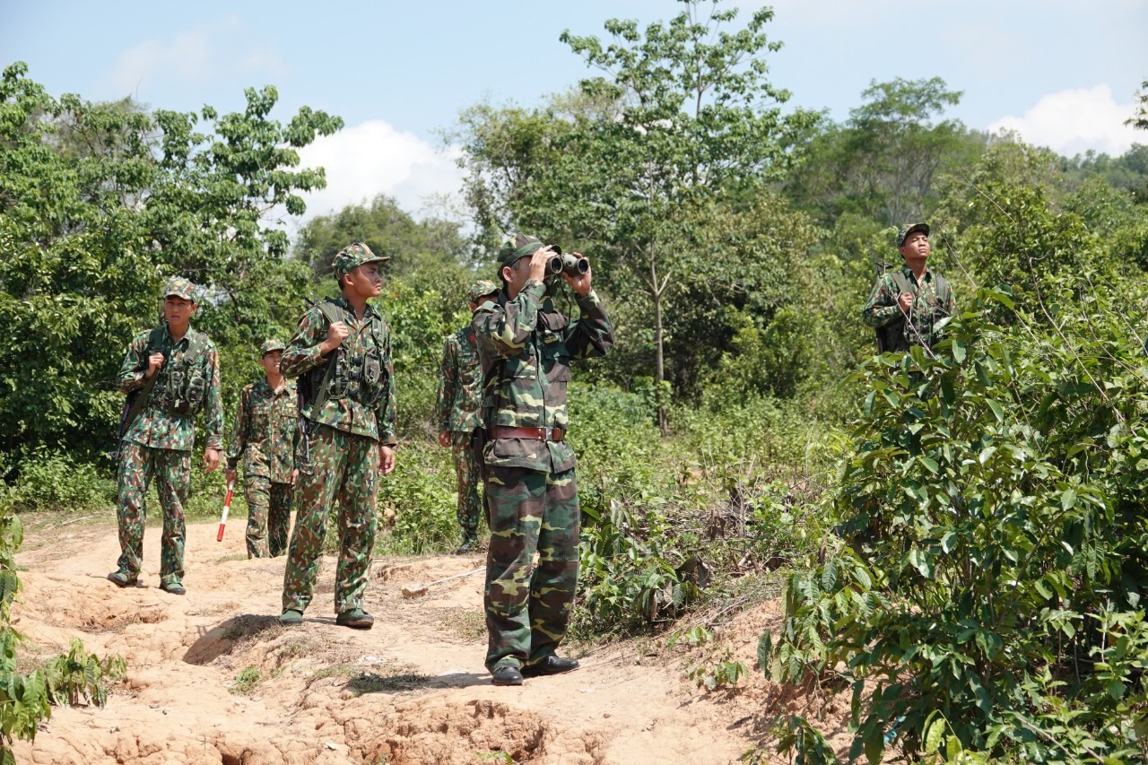 Lực lượng BĐBP đồn CKQT Lao Bảo phối hợp với Bộ đội và dân quân địa phương tuần tra bảo vệ biên giới và phòng, chống XNCTP.