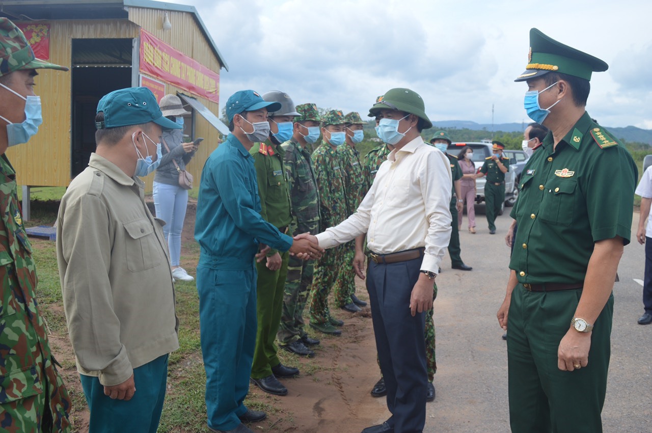 Đồng chí Chủ tịch UBND tỉnh Võ Văn Hưng cùng Lãnh đạo các Ban, nghành cấp tỉnh thăm, tặng quà các chốt phòng chống dịch Covid-19 trên địa bàn thị trấn Lao Bảo.