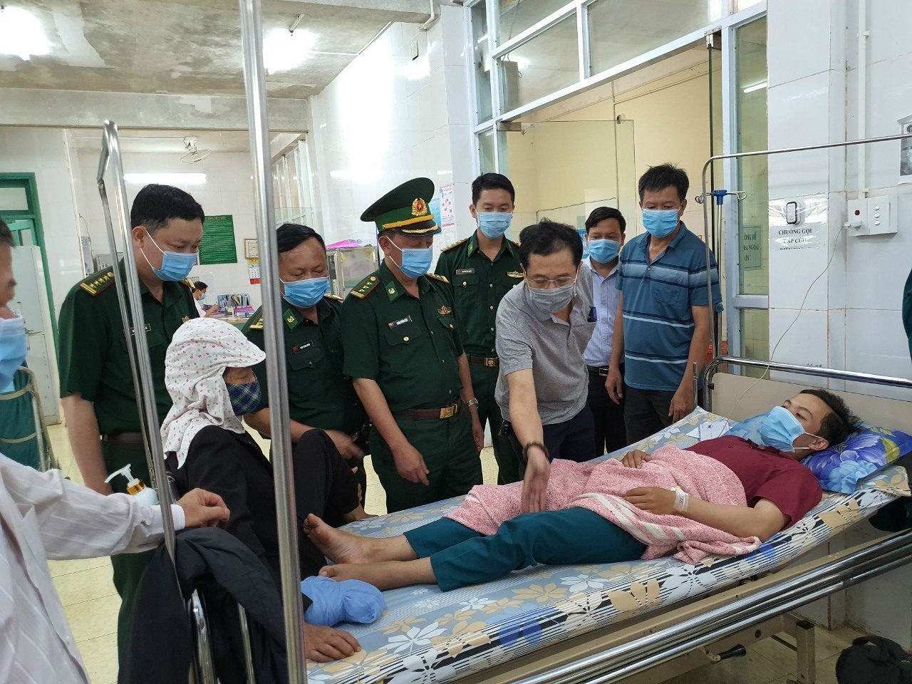 thủ trưởng Bộ Chỉ huy BĐBP tỉnh cùng các Ban, nghành, đoàn thể địa phương thăm hỏi Đồng chí Hà dân quân bị rắn cắn trong lúc tuần tra.