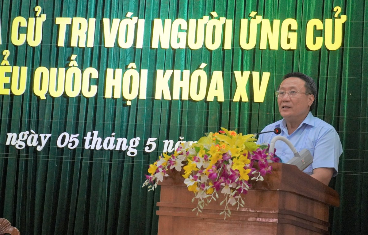 Ứng cử viên Hà Sỹ Đồng (Phó Chủ tịch Thường trực UBND tỉnh, Phó Trưởng Đoàn ĐBQH tỉnh) phát biểu ý kiến với các cử tri