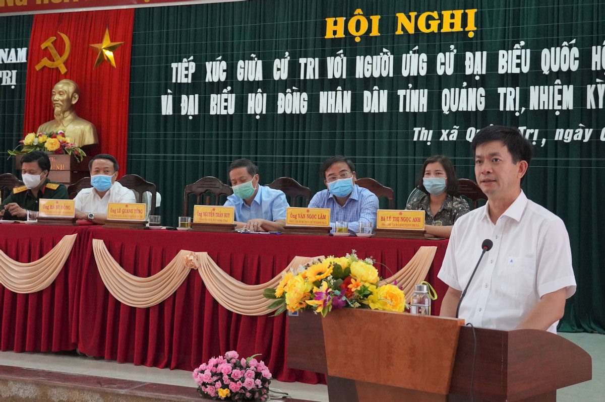 Ứng cử viên Lê Quang Tùng (Bí thư Tỉnh ủy Quảng Trị) trình bày chương trình hành động của mình với các cử tri