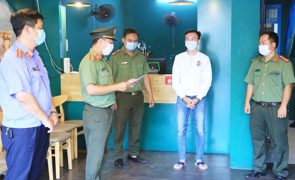 Cơ quan công an công bố lệnh bắt đối với Nguyễn Trần Anh Tuấn.